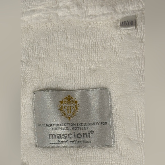Plaza Hotel NYC by Mascioni Plush Girl’s Princess Plush Robe Size 11-14 - Picture 6 of 9